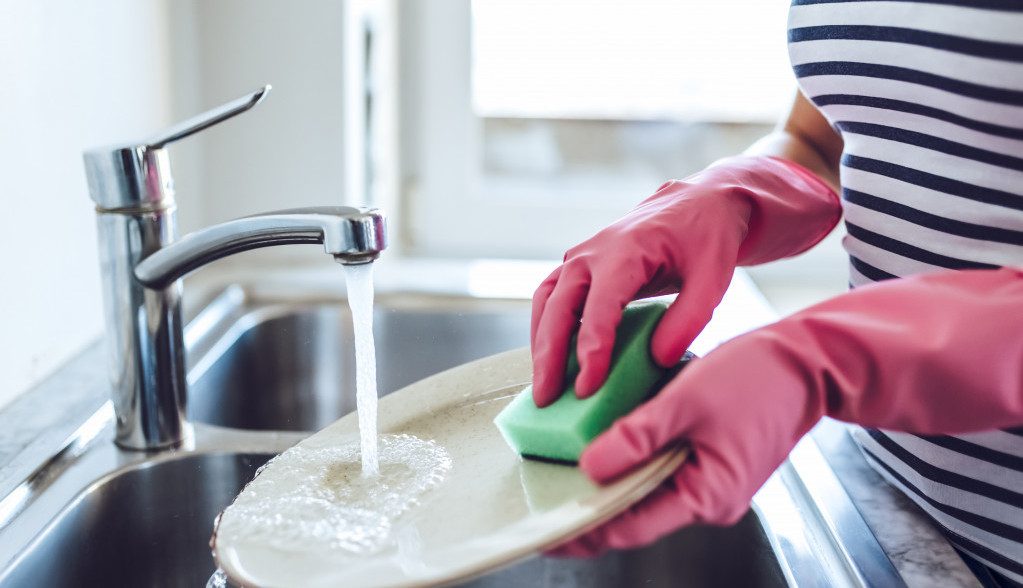 Kad grmi JEDNU stvar nikako ne treba da RADITE: Evo zašto pranje sudova tokom OLUJE nije PREPORUČLJIVO