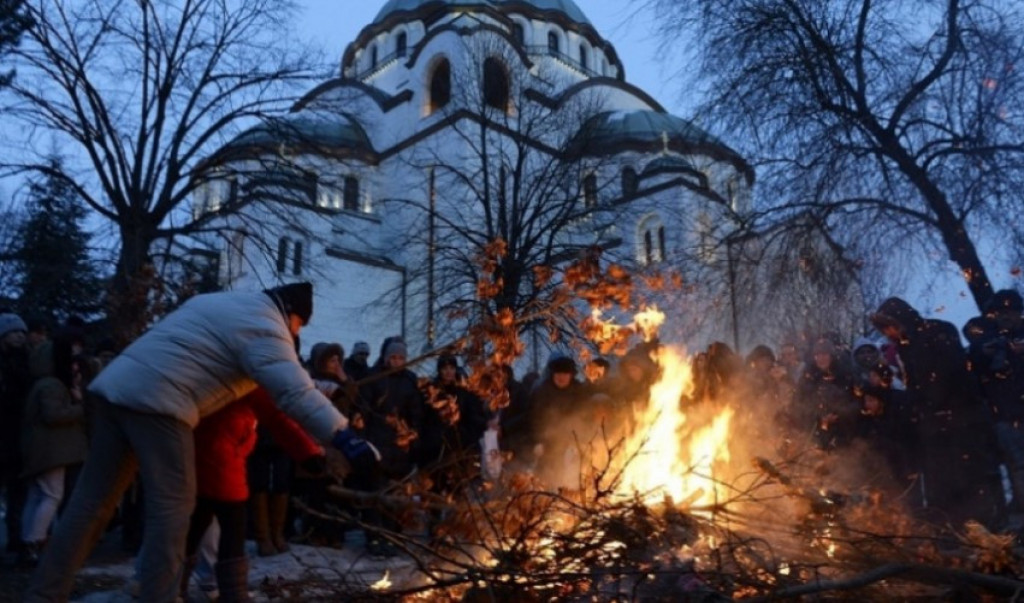 OVO MORATE DA URADITE KADA PADNE MRAK Stari sprski zaboravljeni običaj na Badnje veče donosi SREĆU!