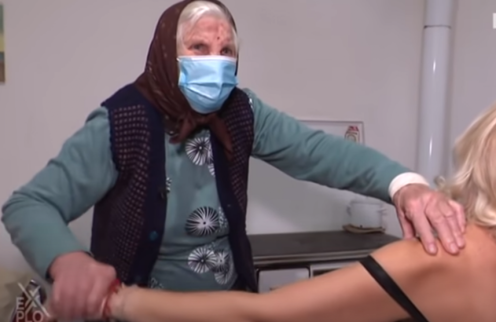 Baka Tina ima ČUDOTVORNE ruke: Nepokretnu ženu je DIGLA na noge, sa DVA PRSTA namešta kosti, radi posao bolje od rendgena