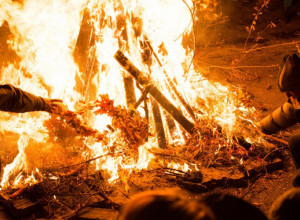 Tradicija koja traje VEKOVIMA: Zašto se na BADNJE VEČE pali HRAST ispred crkve, a ne neko drugo drvo?