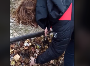 "Tri godine mi se klela u VEČITU ljubav, a ja izigravao IDIOTA": Momak na Mostu ljubavi u Vrnjačkoj banji izazvao BURU komentara