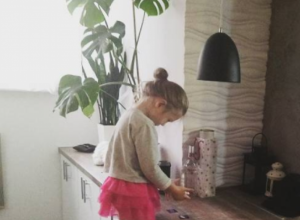 Osmogodišnja Mila se LJUBILA sa DEČKOM koji je PET godina stariji OD nje: Sada je starija godinu dana, a izgled koji FORSIRA njena majka šokira javnost širom SVETA!