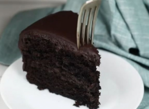 Čokoladna NOĆNA fantazija: Crni kolač koji se TOPI u ustima, recept sa KRALJEVSKOG dvora