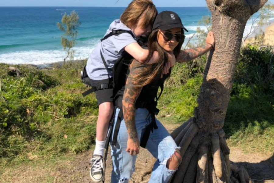 Ova MAJKA nosi sina već 17 godina na leđima: Razlog je neverovatno bolan, ali ona NE ODUSTAJE od svog BOLESNOG deteta!