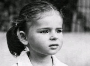 PREPOZNAJETE LI DEVOJČICU? Bila je ŠKOLSKI primer briljantne GLUME, heroina, dama, žena sa HILJADU OŽILJAKA, danas nije među živima