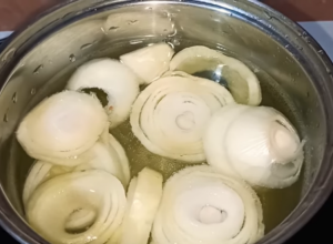 Moćno sredstvo protiv kašlja i glavobolje: Skuvajte čaj od CRNOG LUKA i pobedite prehladu