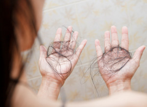 Koban razlog zašto vam kosa opada: Jedan ali vredan proizvod ne smete preskakati prilikom tuširanja