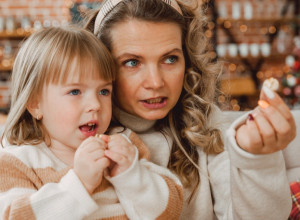 Da li je ova sebična majka za OSUDU? Tera decu u SOBU kako bi na miru gledala SERIJE, izazvala je lavinu komentara