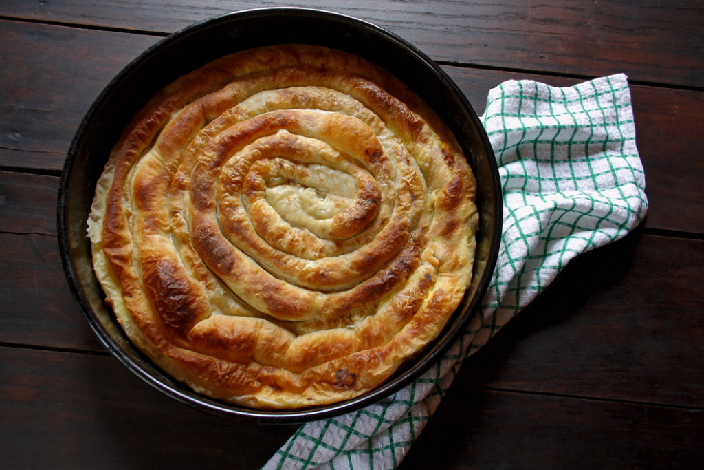 Originalan recept za BOSANSKU KROMPIRUŠU: Pravi se sa GOTOVIM korama, a ukus je FANTASTIČAN