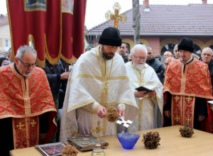 Sve o BOGOJAVLJENSKOJ vodici: Šta LEČI, kada se PIJE i gde smemo da prospemo svetu vodu od PROŠLE godine?