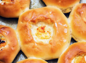 Doručak ili večera, to je samo do vas: Vrhunske LEPINJICE SA KAČKAVALJEM - za svaki dobar dan! (RECEPT)