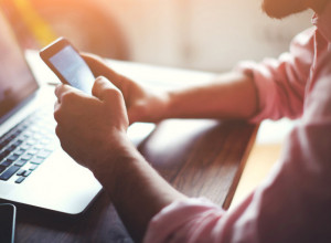 Alergija na telefon nije mit: Lekari vas upozoravaju na opasne BAKTERIJE koje se nalaze na EKRANU