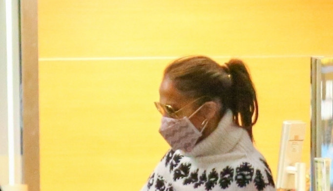 DA LI JE SADA PRETERALA? Dženifer Lopez se pojavila u kombinaciji koja je IZAZVALA gomilu različitih KOMENTARA!