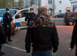 HOROR U BUDVI! Muškarac sekirom napao mladića, krvnički ga udarao, pa prešao na automobil