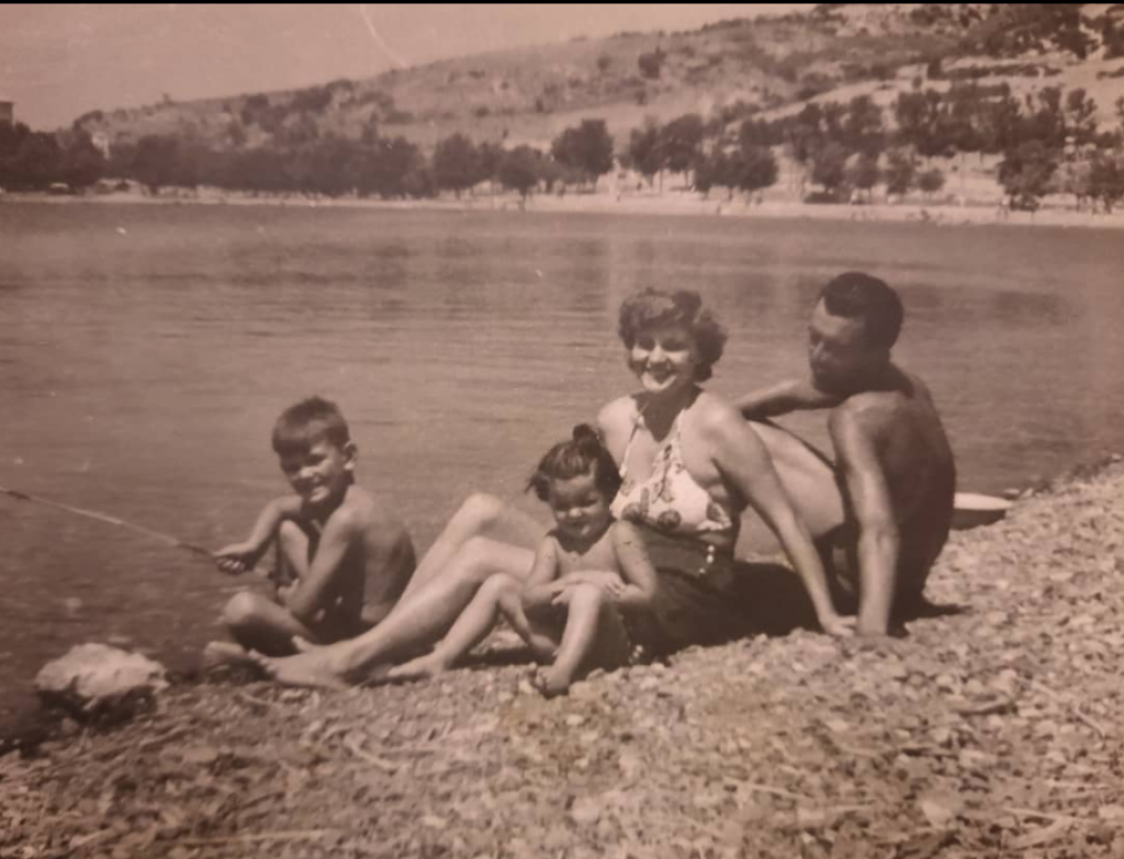Ko je devojčica sa fotografije? Ona je naša najpoznatija glumica , a muž joj je muzička zvezda!