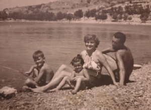 Ko je devojčica sa fotografije? Ona je naša najpoznatija glumica , a muž joj je muzička zvezda!