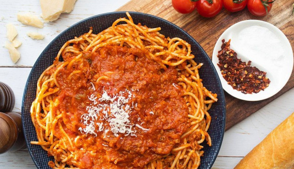 ITALIJANSKI TRIK: Kad spremate BOLONJEZE dodajte OVO VOĆE i dobićete ukus koji opčinjava!
