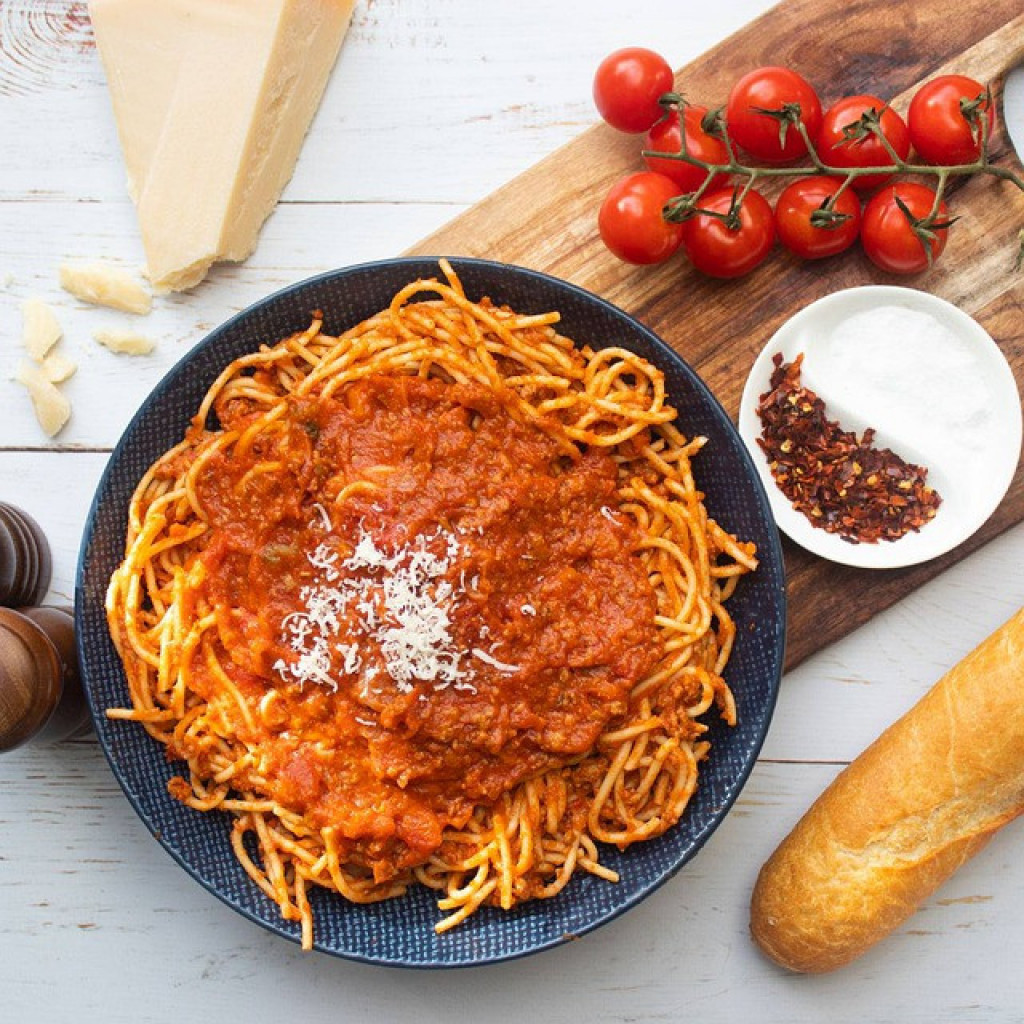 ITALIJANSKI TRIK: Kad spremate BOLONJEZE dodajte OVO VOĆE i dobićete ukus koji opčinjava!