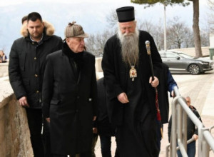 MATIJA BEĆKOVIĆ POSETIO OSTROG: Srdačan susret sa mitropolitom Joanikijem, dočekao ga i Kovačević (FOTO)