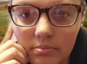 "Ne mogu da verujem da sam ih naterala da OBUKU ovo": Pokazala je model HALJINE koje su nosile deveruše na njenom venčanju, sada više nema KONTAKT sa njima