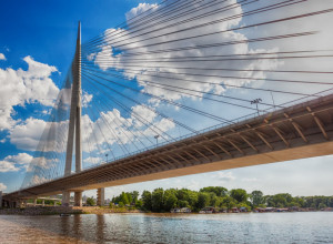 Neverovatan prizor na Mostu na ADI: Ljudi ZAUSTAVLJAJU saobraćaj da bi fotografisali ovaj PAR na motoru, nema šanse da vam ne popravi DAN (FOTO)