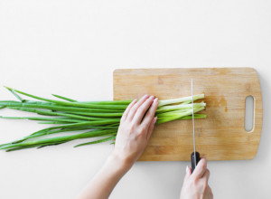 Evo čemu služi RUPA na dasci za sečenje: Jedni smatraju da je GENIJALNO REŠENJE, a drugi da je potpuna GLUPOST