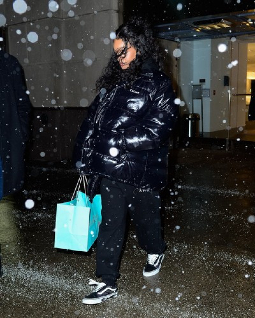 Rijana je ZVANIČNO trudna: Popularna pevačica čeka PRVO dete sa reperom i ulicama Njujorka ponosno šeta GOLOG STOMAKA