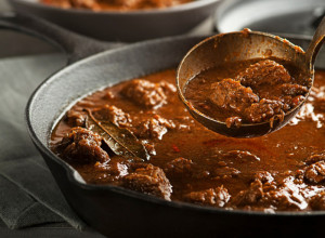 Recept za PRAVI kafanski gulaš: Meso se topi u ustima, odličan izbor za današnji ručak