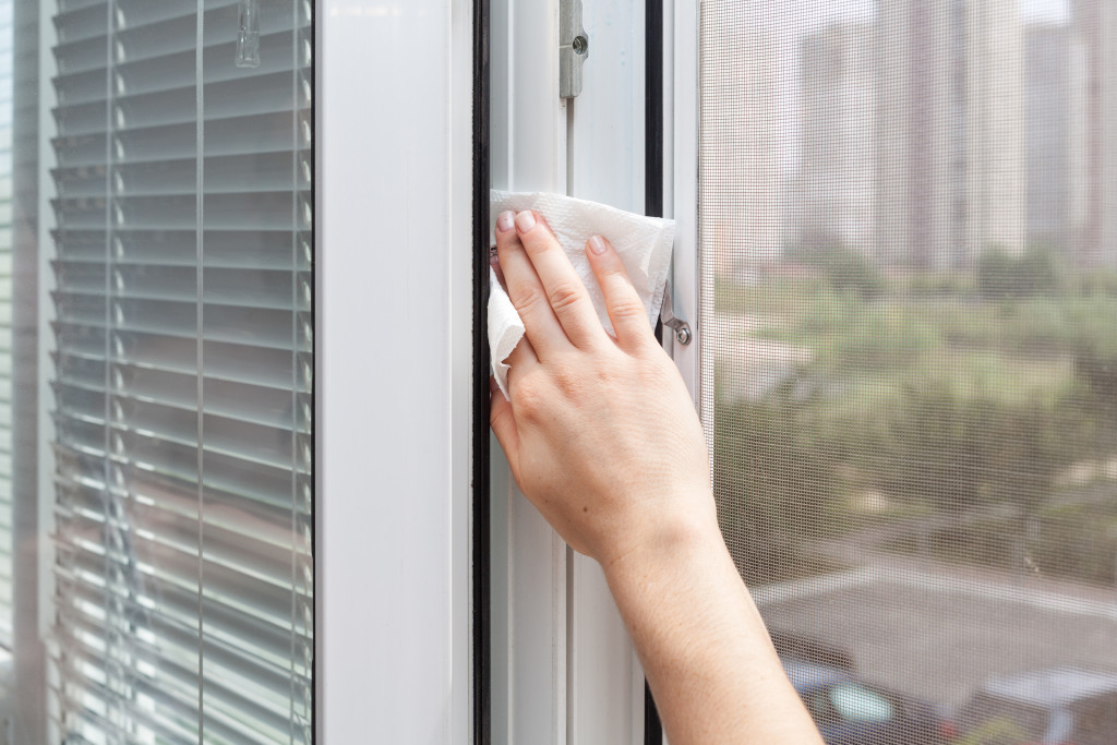 Očistite prljave venecijanere očas posla: Treba vam samo jedan sastojak koji već imate u kući