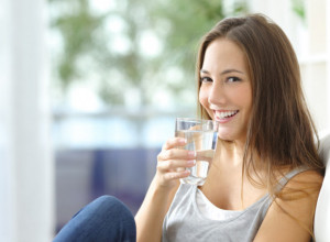 Evo kako se rešiti viška vode iz organizma: Šest saveta kako da se rešite otečenih nogu i stomaka