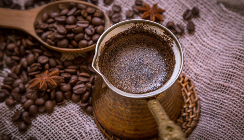 Gde baciti talog od kafe? Ovu grešku svi pravimo, a može skupo da nas košta