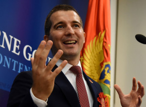 DEMOKRATE PREUZELE OPROBANU TAKTIKU "ŽRTVE" IZ RIJALITIJA: Ove funkcije pokrivaju BEČIĆEVI LJUDI