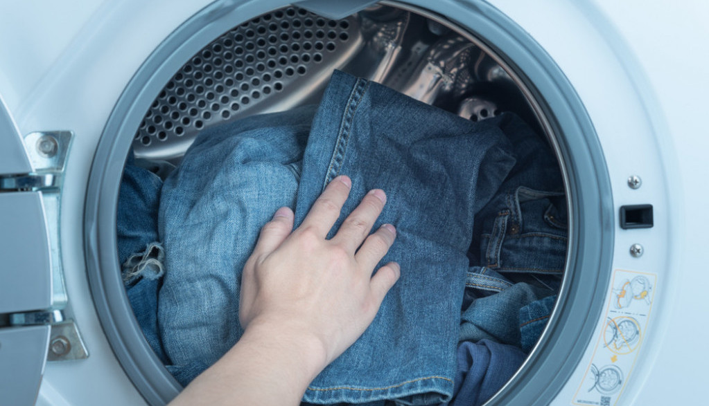 Trik koji je PROVEREN i obožavaju ga DOMAĆICE: Stavite OVO u veš mašinu i rešite se dosadnih dlačica, a veš će biti čist duplo duže!