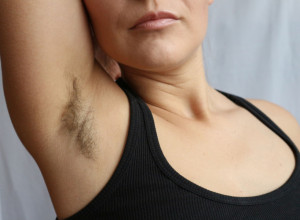 Njoj nije važno šta drugi misle: Dlake ispod pazuha brije samo DVA PUTA GODIŠNJE, voli svoj PRIRODAN izgled, ali zbog toga ima velikih PROBLEMA na poslu