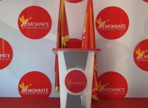 ZA SVE JE VUČIĆ KRIV: Demokrate za cepanje banera na Cetinju optužili VUČIĆEVU OMLADINU
