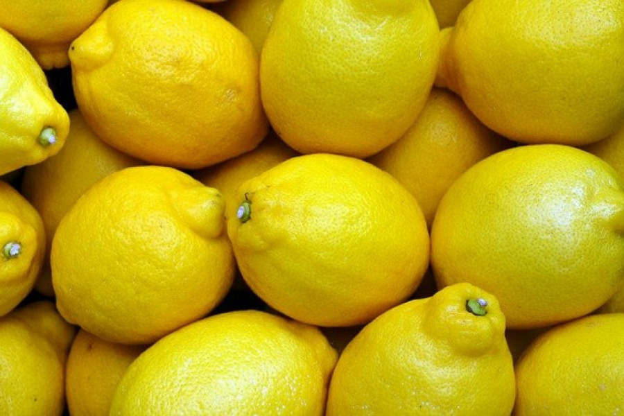 Stari, dobri TRIK: Evo zašto bi večeras trebalo da stavite limun u čarape!