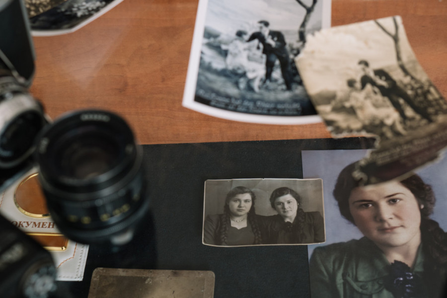 SUDBINA ILI misterija? Udala se, pa videla sebe na FOTOGRAFIJI supruga koja je nastala 15 godina ranije