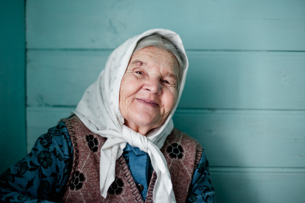 Zašto bake nose MARAME? Dugu kosu i vrat su vešto skrivale! Za to postoji razlog koji mnogi doktori preporučuju