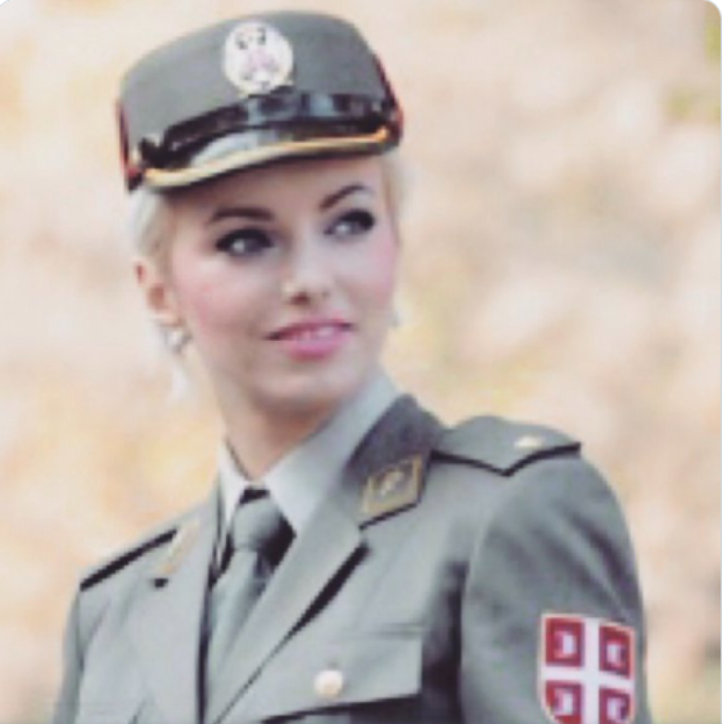 "Služila si samo da odvraćaš pažnju neprijatelju!?": Nakon što je Aleksandra izbacila fotografiju u VOJNOJ uniformi usledile su STRAVIČNE uvrede!