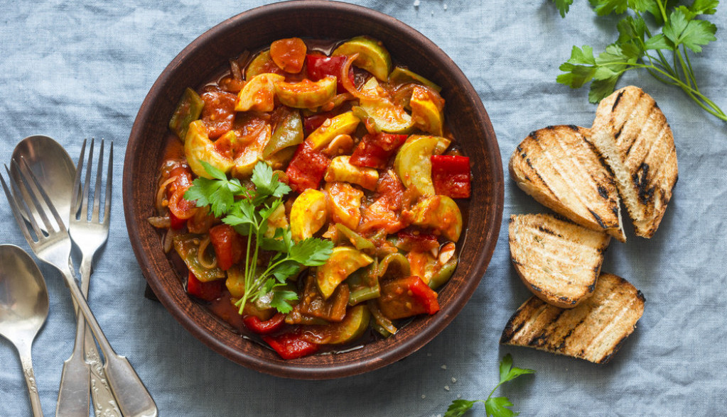 Recept za pravi DOMAĆINSKI đuveč iz rerne: Ručak u kom uživa cela porodica, idealan i za tople dane