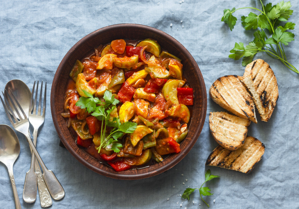 Recept za pravi DOMAĆINSKI đuveč iz rerne: Ručak u kom uživa cela porodica, idealan i za tople dane