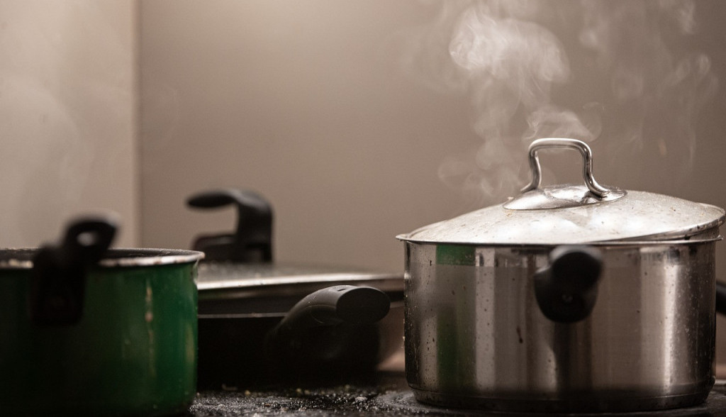 Postoji TRIK sa poklopcem koji NIKO ne koristi: Svaka šerpa ima ovu mogućnost, a SVE ostaje čisto