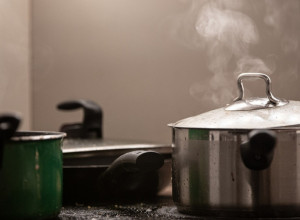 Postoji TRIK sa poklopcem koji NIKO ne koristi: Svaka šerpa ima ovu mogućnost, a SVE ostaje čisto