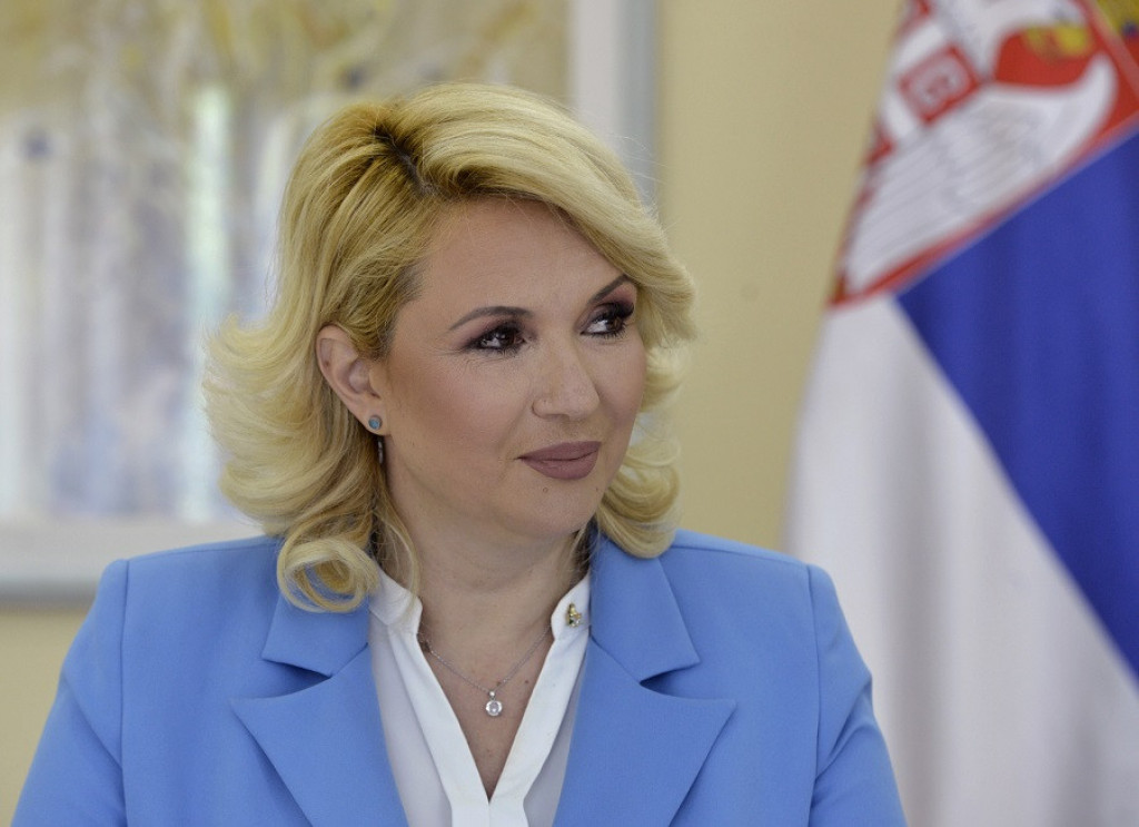 Model koji je MINISTARKA odabrala je HIT sezone: Darija Kisić oduševila je sve, SAVRŠENIM izdanjem nadmašila prethodne kombinacije
