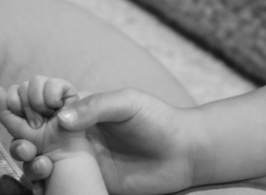 Dete (2) pronađeno MRTVO u stanu: Mnogi u Srbiji imaju isti PROBLEM, zdravlje se NAGLO pogoršava, a ovo su rešenja