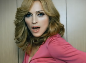 Trend kome nisu odolele ni MADONA ni Hejli Biber: Korset ove sezone apsolutno DOMINIRA, a mi smo našle MODELE za 1500 DINARA