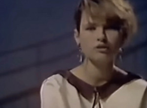 U nju je bilo ZALJUBLJENO pola Jugoslavije, a jedan bend joj je POSVETIO PESMU: Anja ima 55 godina i izgleda BOLJE nego ikad