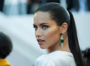 Zbog JEDNOG sastojka kosa Adrijane Lime UVEK izgleda sjajno: Ovo dodaje u MASKU koja vraća gustinu i sjaj vlasima