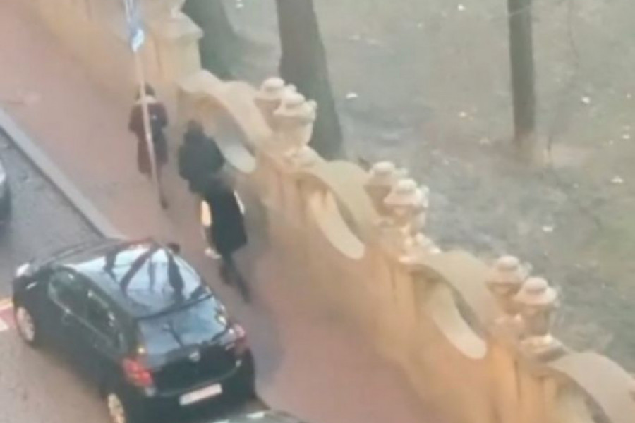 Lopovi SNIMLJENI dok PRATE devojke u Beogradu: Ubrzavaju korak, a onda je RUKA kradljivca krenula ka RANCU