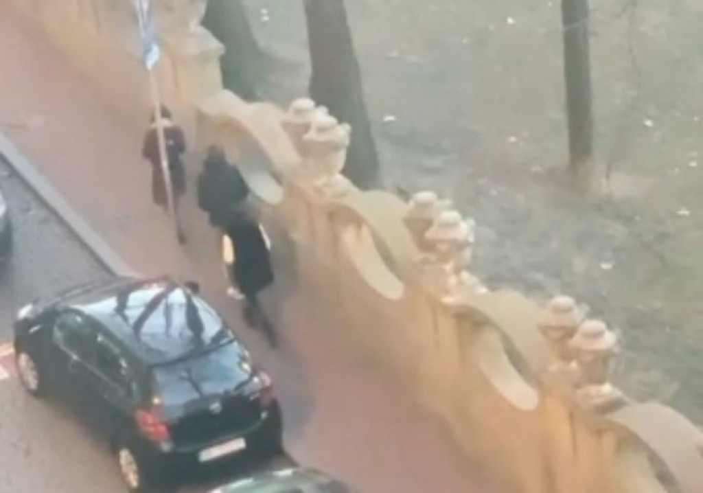 Lopovi SNIMLJENI dok PRATE devojke u Beogradu: Ubrzavaju korak, a onda je RUKA kradljivca krenula ka RANCU